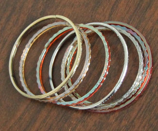 Un bon prix. Vide horizontal métallisant l'équipement, machine en verre de placage à l'or du bracelet PVD en ligne